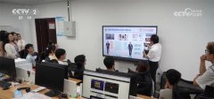 <b>同研发小组的同窗们正正在对本人的课题进行试</b>